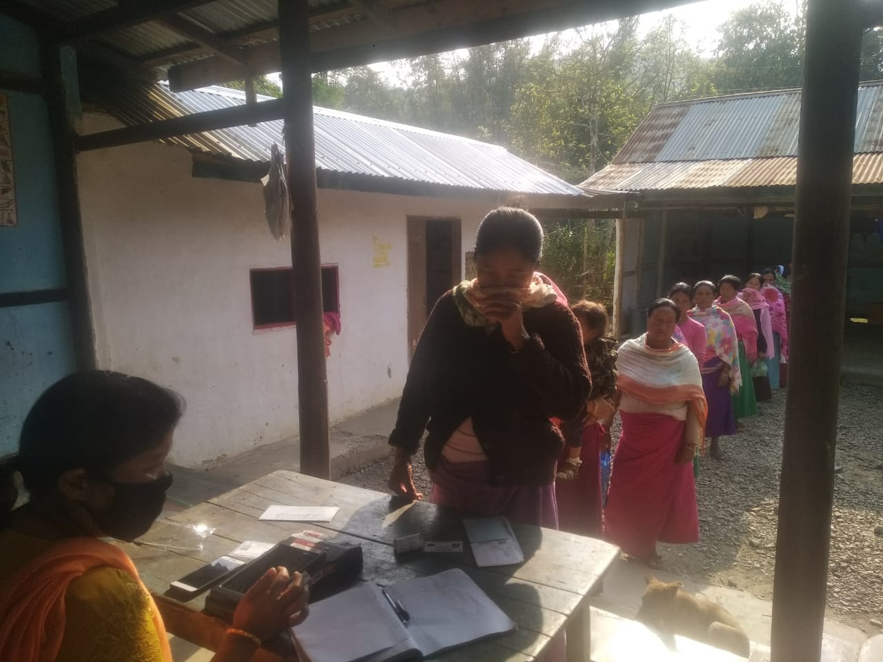  Nungbrang LAC, Imphal East DLSA assisted the womenfolk of their area in withdrawal of money from their Jan Dhan Account by opening a mobile bank with the concenred bank